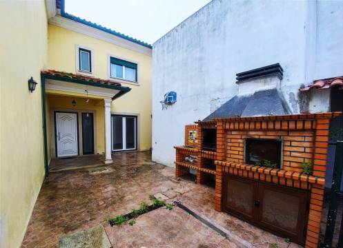 Moradia T4 com logradouro. Financiada ate 90%