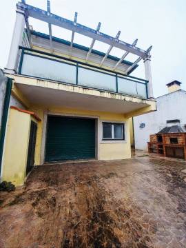 Moradia T4 com logradouro. Financiada ate 90%