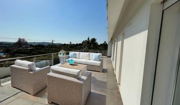 Moradia T3+1  com garagem, terraços e lote de terreno. Junto a Coimbra