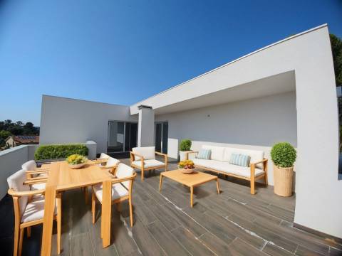 Moradia T3+1  com garagem, terraços e lote de terreno. Junto a Coimbra