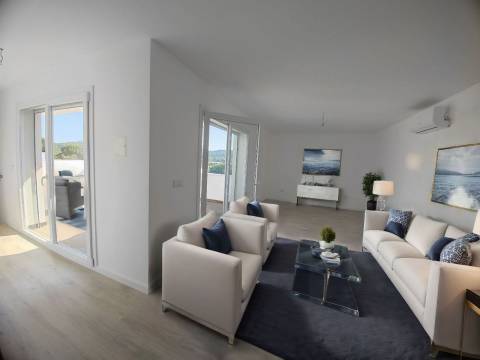Moradia T3+1  com garagem, terraços e lote de terreno. Junto a Coimbra