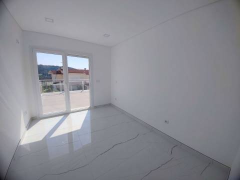 Moradia T3+1  com garagem, terraços e lote de terreno. Junto a Coimbra