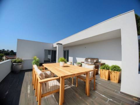 Moradia T3+1  com garagem, terraços e lote de terreno. Junto a Coimbra