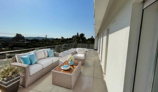 Moradia T3+1  com garagem, terraços e lote de terreno. Junto a Coimbra