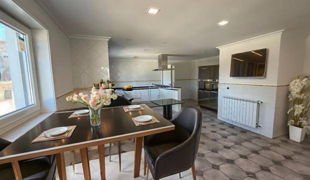 Moradia T4+1 com anexo, forno e churrasqueira, garagem e vistas da Ria de Aveiro