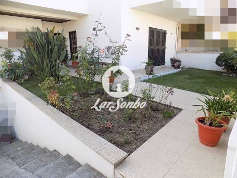 Moradia M6 c/ garagem fechada e jardim localizada na zona PRIME da Povoa de Varzim