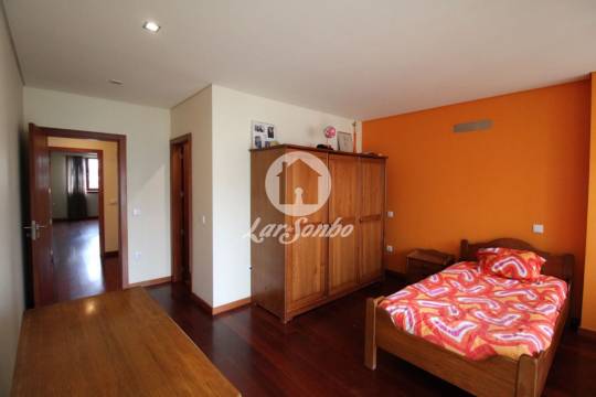 Moradia M4 c/ nova com G.F. p/ 2 carros + loja com 98 m2 na Povoa de Varzim