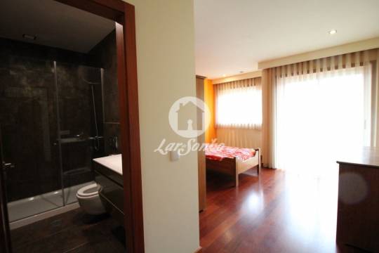Moradia M4 c/ nova com G.F. p/ 2 carros + loja com 98 m2 na Povoa de Varzim