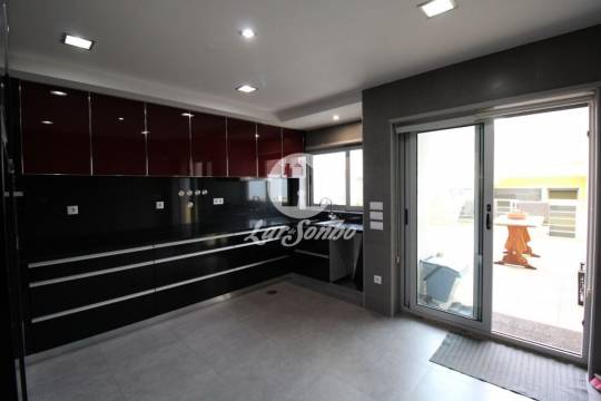 Moradia M4 c/ nova com G.F. p/ 2 carros + loja com 98 m2 na Povoa de Varzim