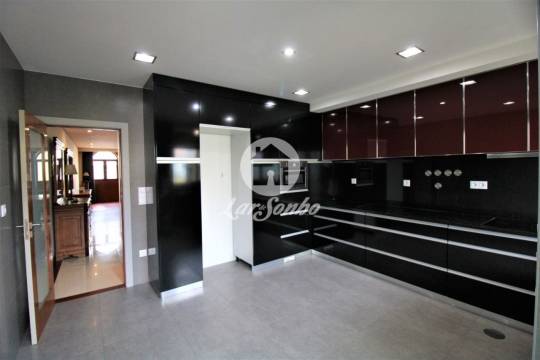 Moradia M4 c/ nova com G.F. p/ 2 carros + loja com 98 m2 na Povoa de Varzim