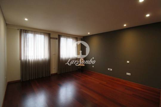 Moradia M4 c/ nova com G.F. p/ 2 carros + loja com 98 m2 na Povoa de Varzim