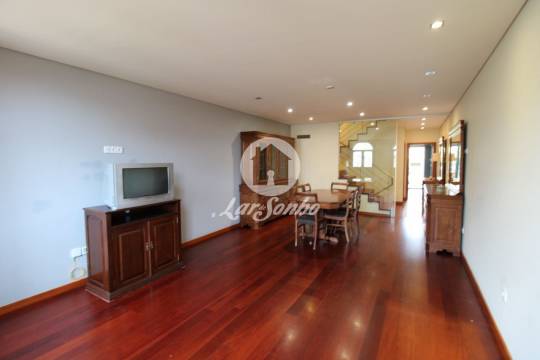 Moradia M4 c/ nova com G.F. p/ 2 carros + loja com 98 m2 na Povoa de Varzim