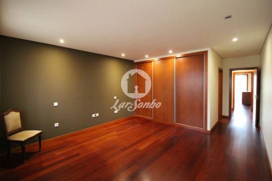 Moradia M4 c/ nova com G.F. p/ 2 carros + loja com 98 m2 na Povoa de Varzim