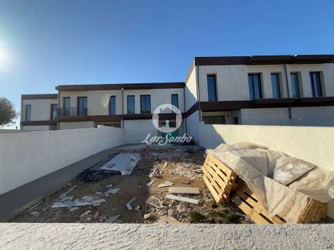 Moradias T3 NOVA c/ garagem fechada e piscina em Árvore, Vila do Conde