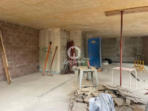 Moradia T4 com garagem p/ 2 carros NOVA no centro de Vila do Conde