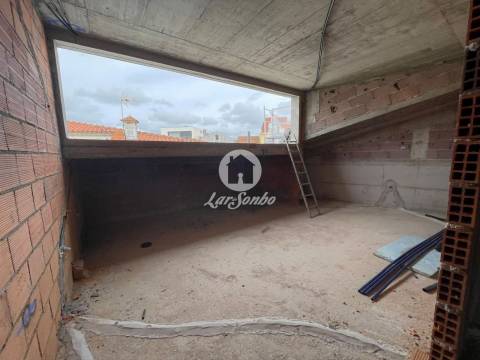 Moradia T4 com garagem p/ 2 carros NOVA no centro de Vila do Conde