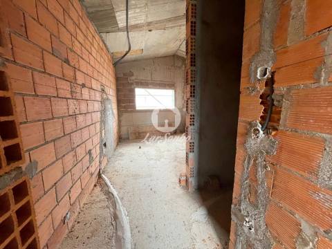 Moradia T4 com garagem p/ 2 carros NOVA no centro de Vila do Conde