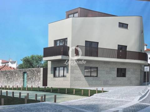 Moradia T4 com garagem p/ 2 carros NOVA no centro de Vila do Conde