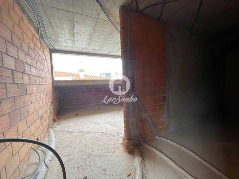 Moradia T4 com garagem p/ 2 carros NOVA no centro de Vila do Conde