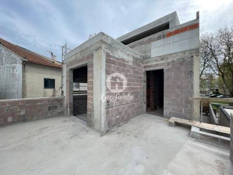 Moradia T4 com garagem p/ 2 carros NOVA no centro de Vila do Conde