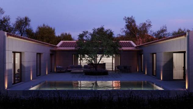 Moradia V3 Moderna com Piscina Central e Jardim Interior em Loulé