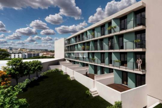 Apartamento T2 com terraço, varanda e garagem ao Pólo Universitário