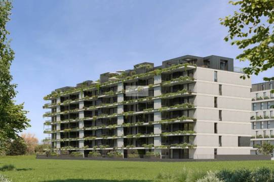 Apartamento T4 com varanda e 3 suites em condomínio privado com piscina