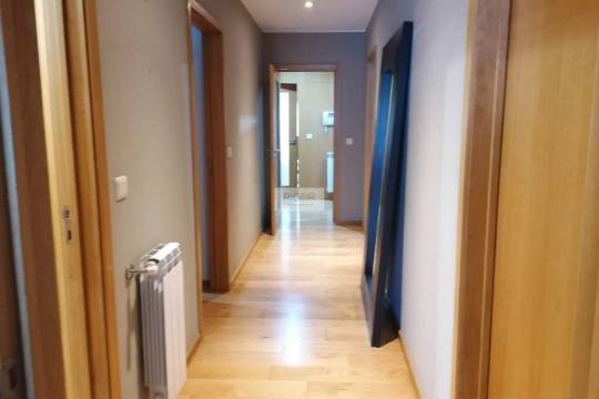 Apartamento T4 de 3 frentes na Urbanização dos Maninhos