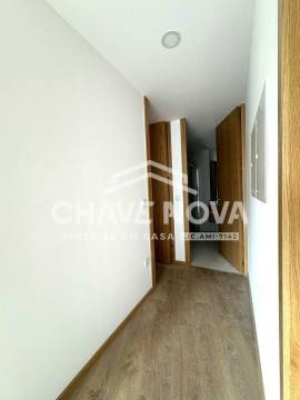 Arrendamento T2 c/ 2 lugares de garagem no Porto