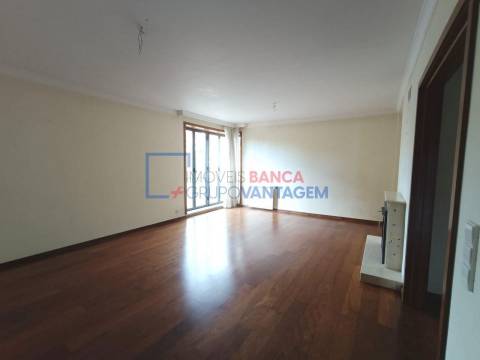Apartamento T3 com estacionamento, Amial, Porto