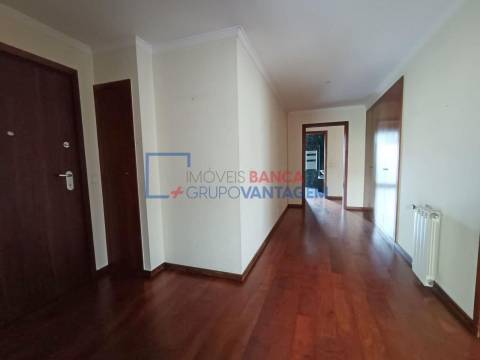 Apartamento T3 com estacionamento, Amial, Porto