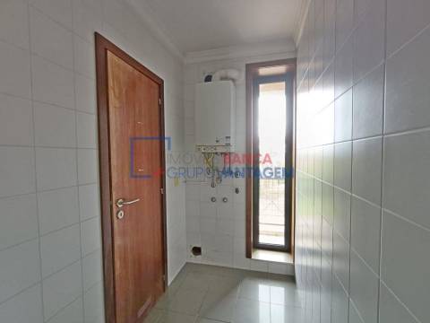 Apartamento T3 com estacionamento, Amial, Porto