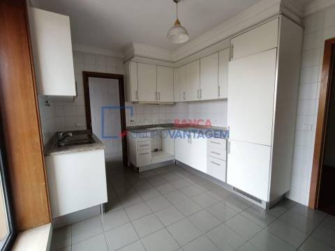 Apartamento T3 com estacionamento, Amial, Porto