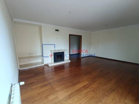 Apartamento T3 com estacionamento, Amial, Porto