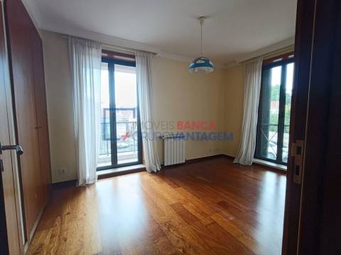 Apartamento T3 com estacionamento, Amial, Porto