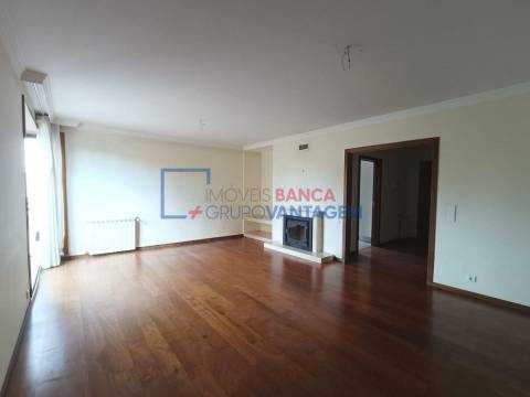 Apartamento T3 com estacionamento, Amial, Porto