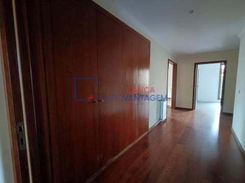 Apartamento T3 com estacionamento, Amial, Porto
