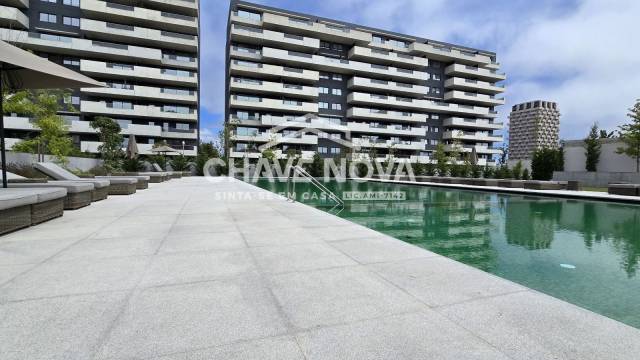 Apartamento T3, novo, condomínio fechado com piscina