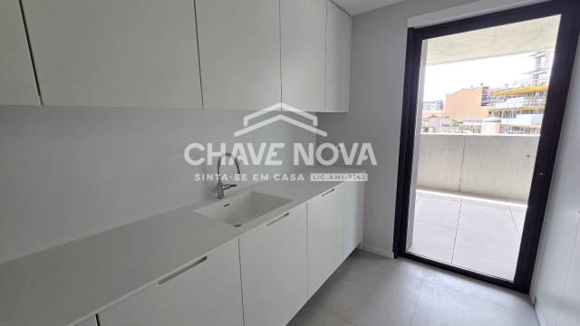 Apartamento T3, novo, condomínio fechado com piscina