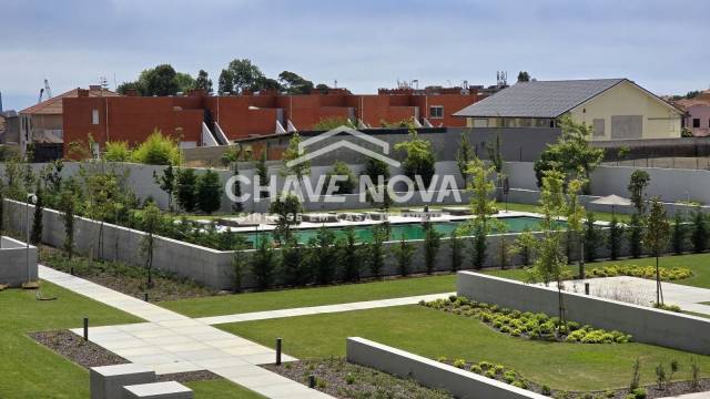 Apartamento T3, novo, condomínio fechado com piscina