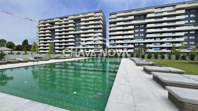 Apartamento T3, novo, condomínio fechado com piscina