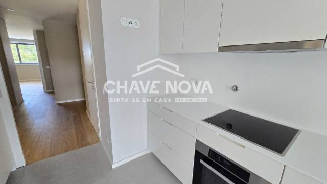 Apartamento T3, novo, condomínio fechado com piscina