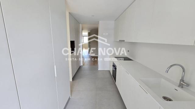 Apartamento T3, novo, condomínio fechado com piscina