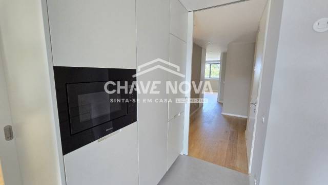 Apartamento T3, novo, condomínio fechado com piscina