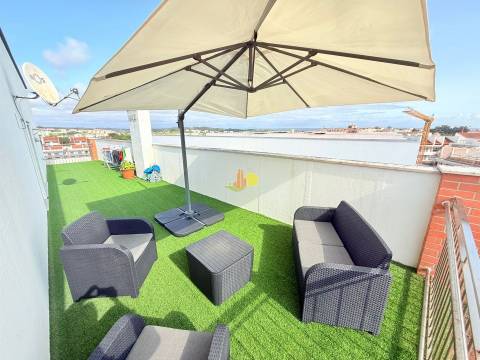 T4+1 Duplex com garagem dupla e terraço privativo