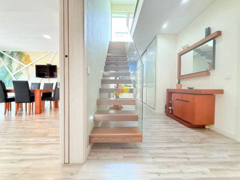 T4+1 Duplex com garagem dupla e terraço privativo