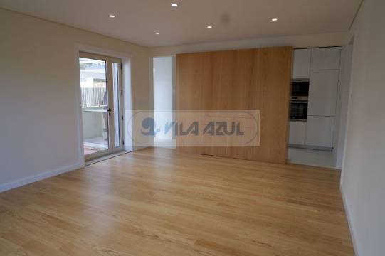 Apartamento T3 com Varanda, Terraço e Garagem na Boavista