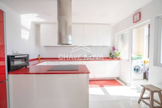 Apartamento T5 (Duplex) com 2 lugares de garagem