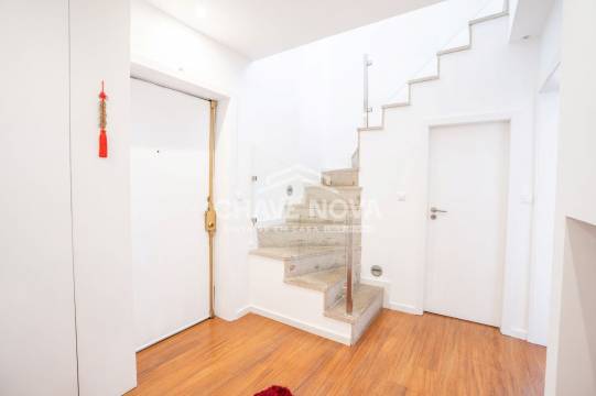 Apartamento T5 (Duplex) com 2 lugares de garagem