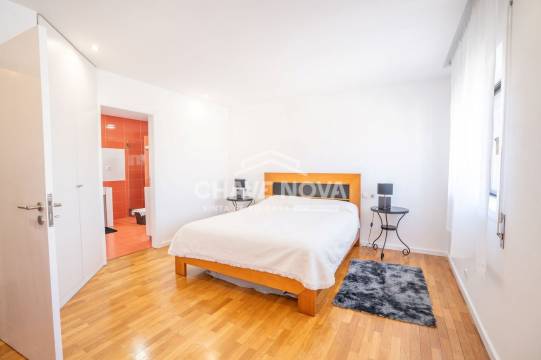 Apartamento T5 (Duplex) com 2 lugares de garagem